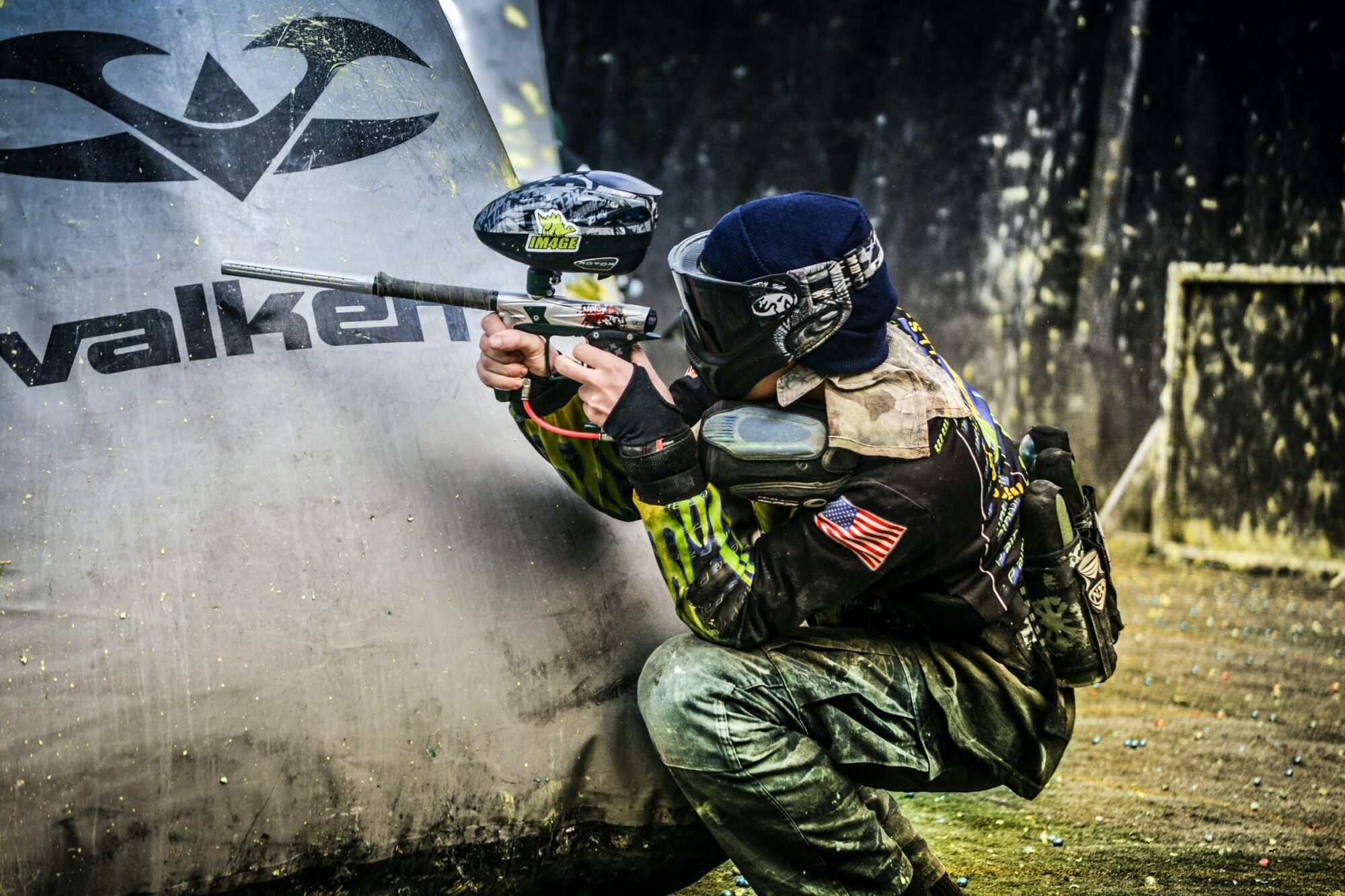 Homme tirant avec un lanceur paintball